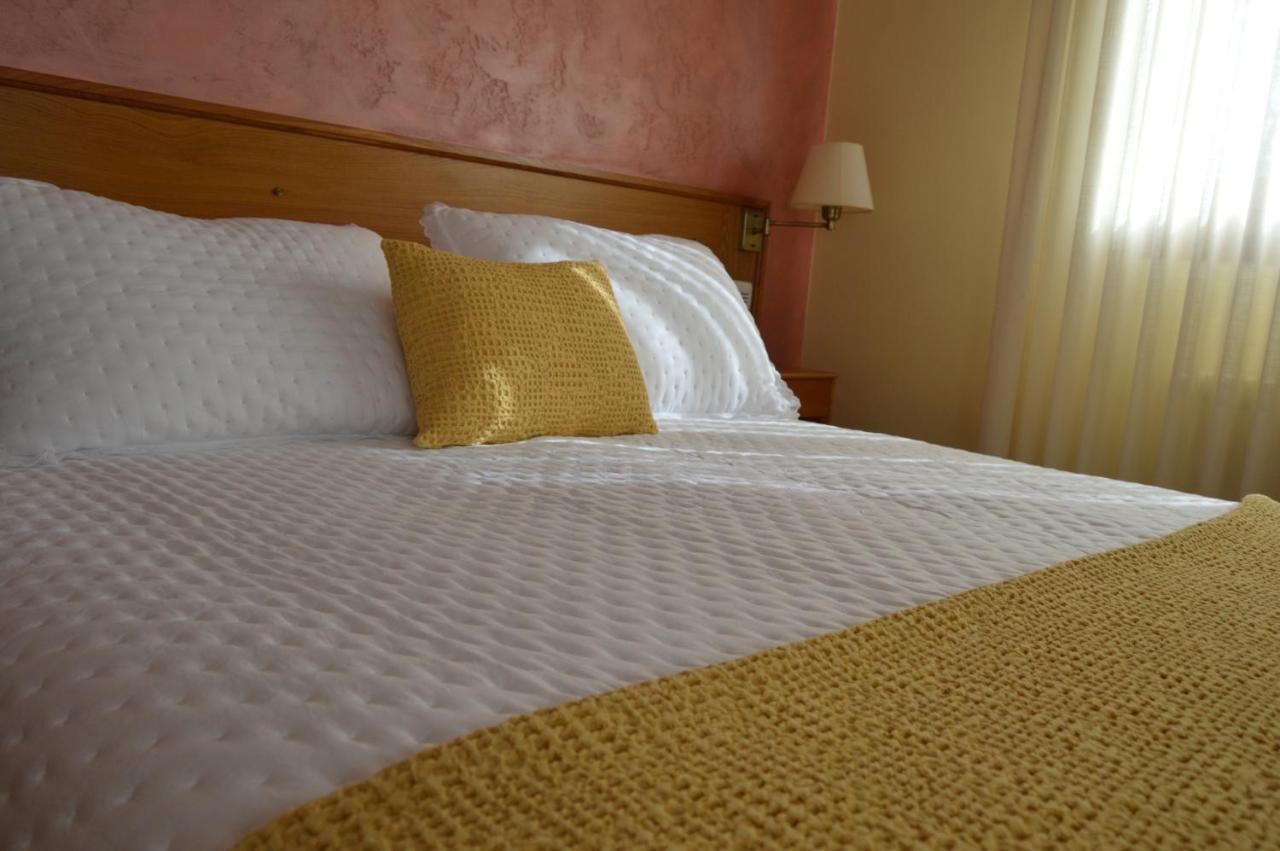 Hotel Restaurante Val Antas de Ulla ภายนอก รูปภาพ